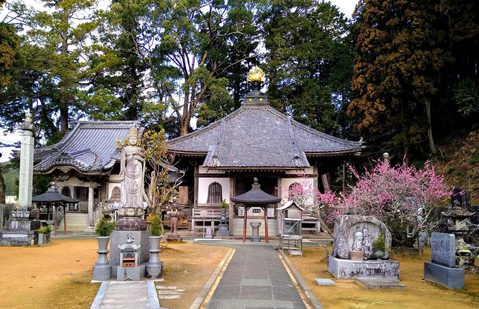 第42番 一カ山 毘盧舎那院 仏木寺 境内
