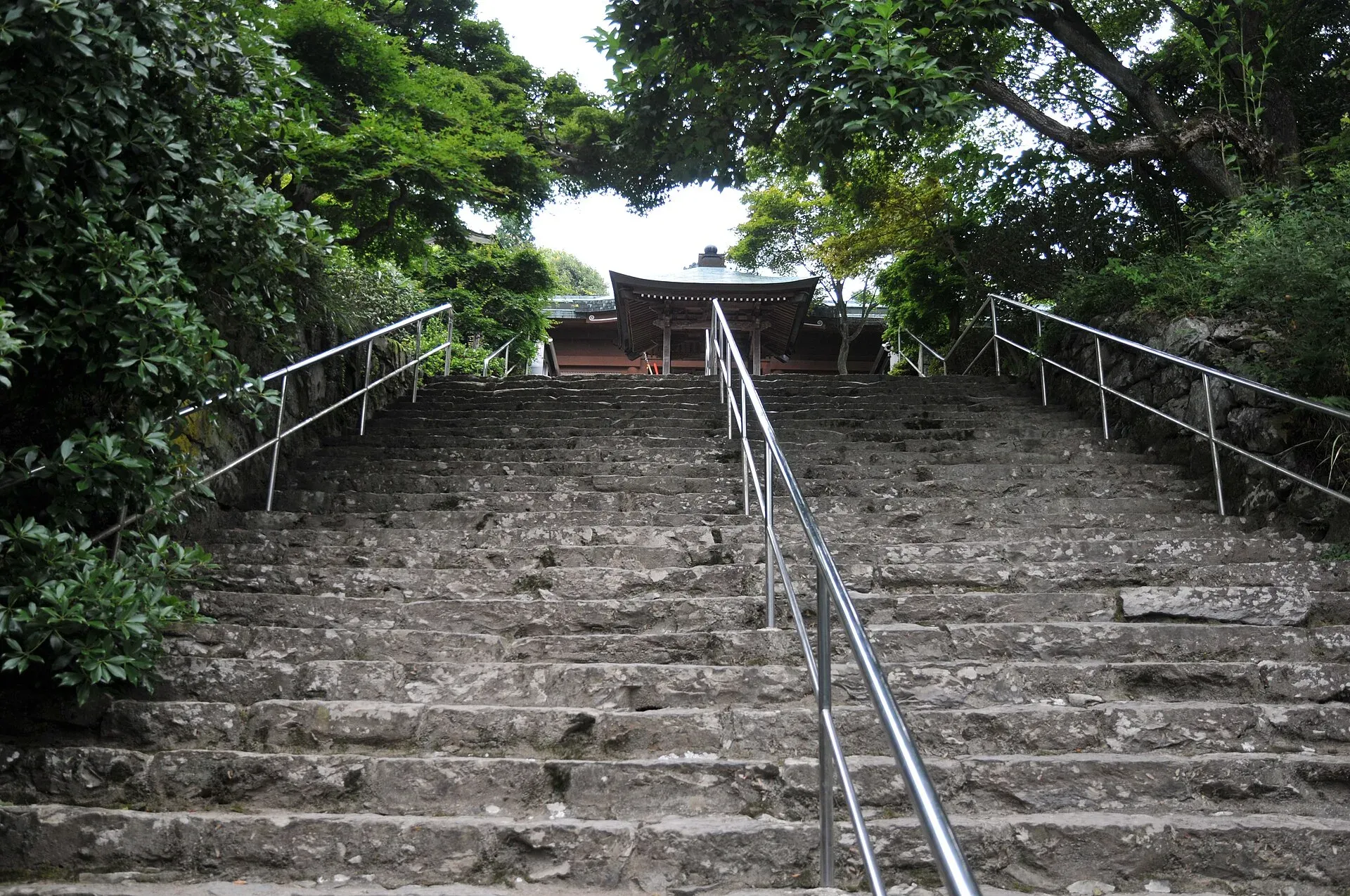 第82番 青峰山 千手院 根香寺 境内