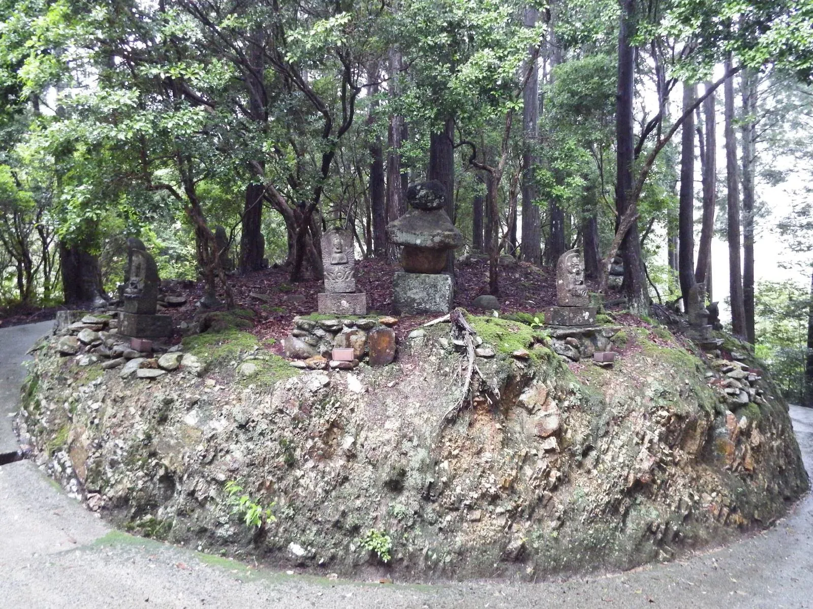 第43番 源光山 円手院 明石寺 境内