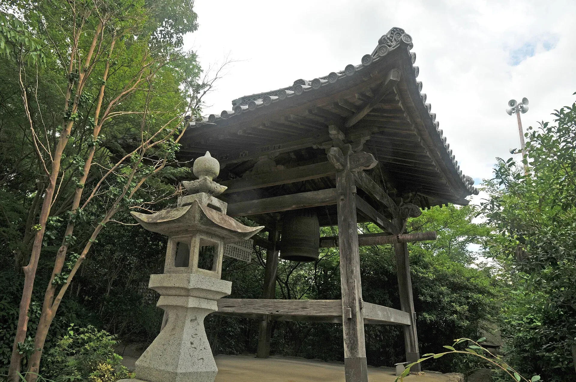 第46番 医王山 養珠院 浄瑠璃寺 境内