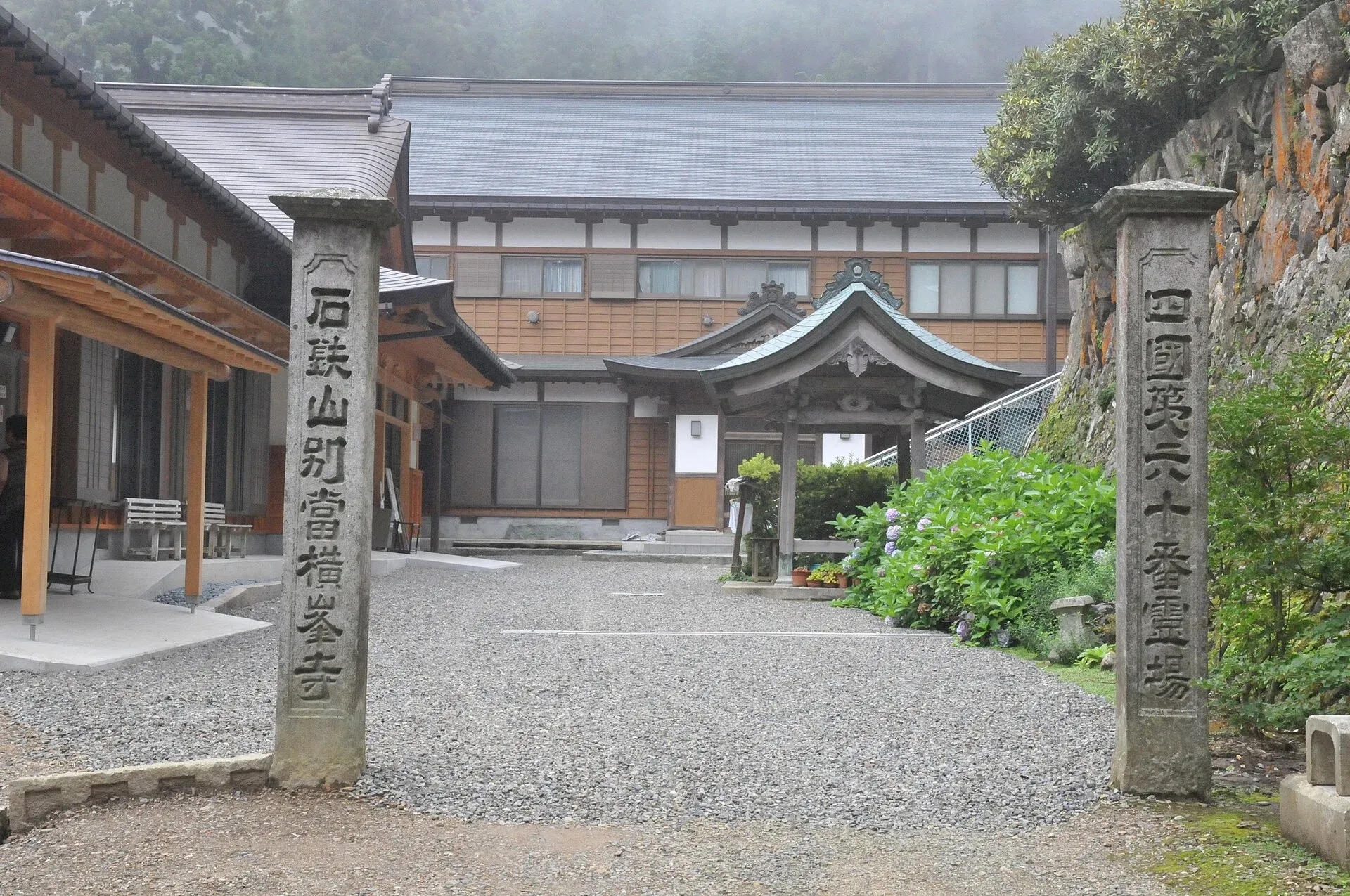 第60番 石鈇山 福智院 横峰寺 境内