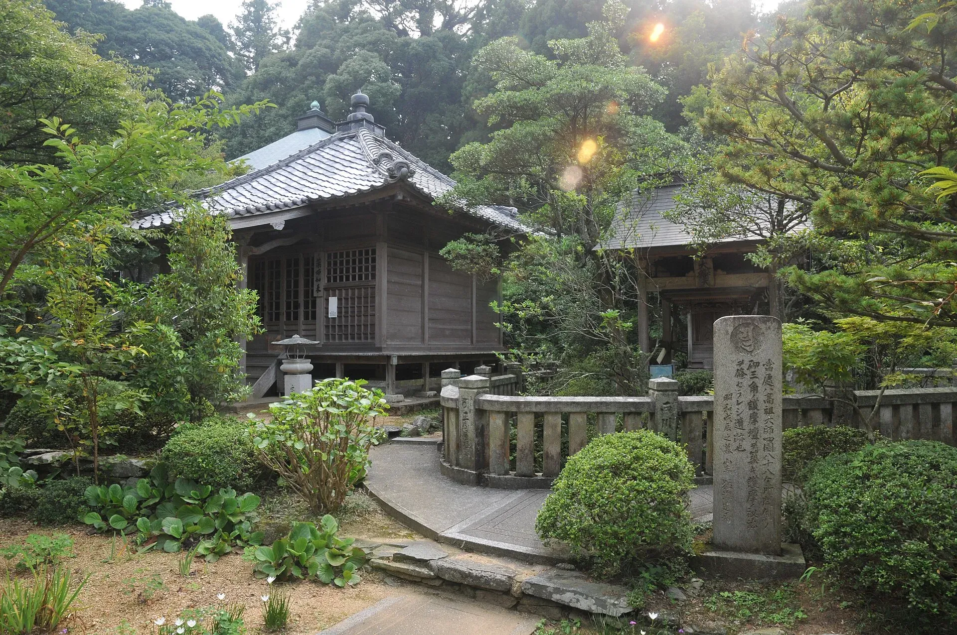 第65番 由霊山 慈尊院 三角寺 境内