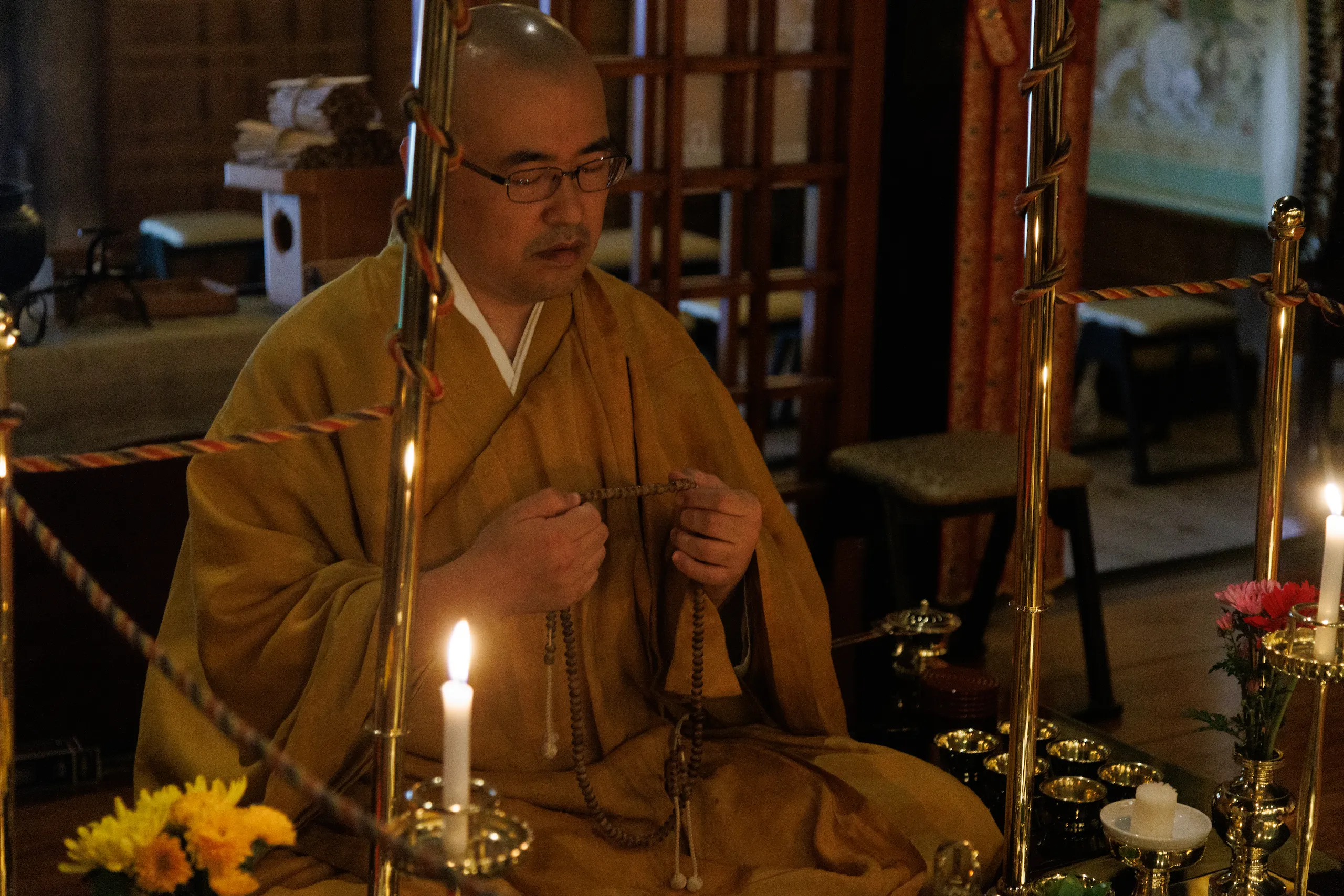 住持在平等寺本堂手持念珠祈禱