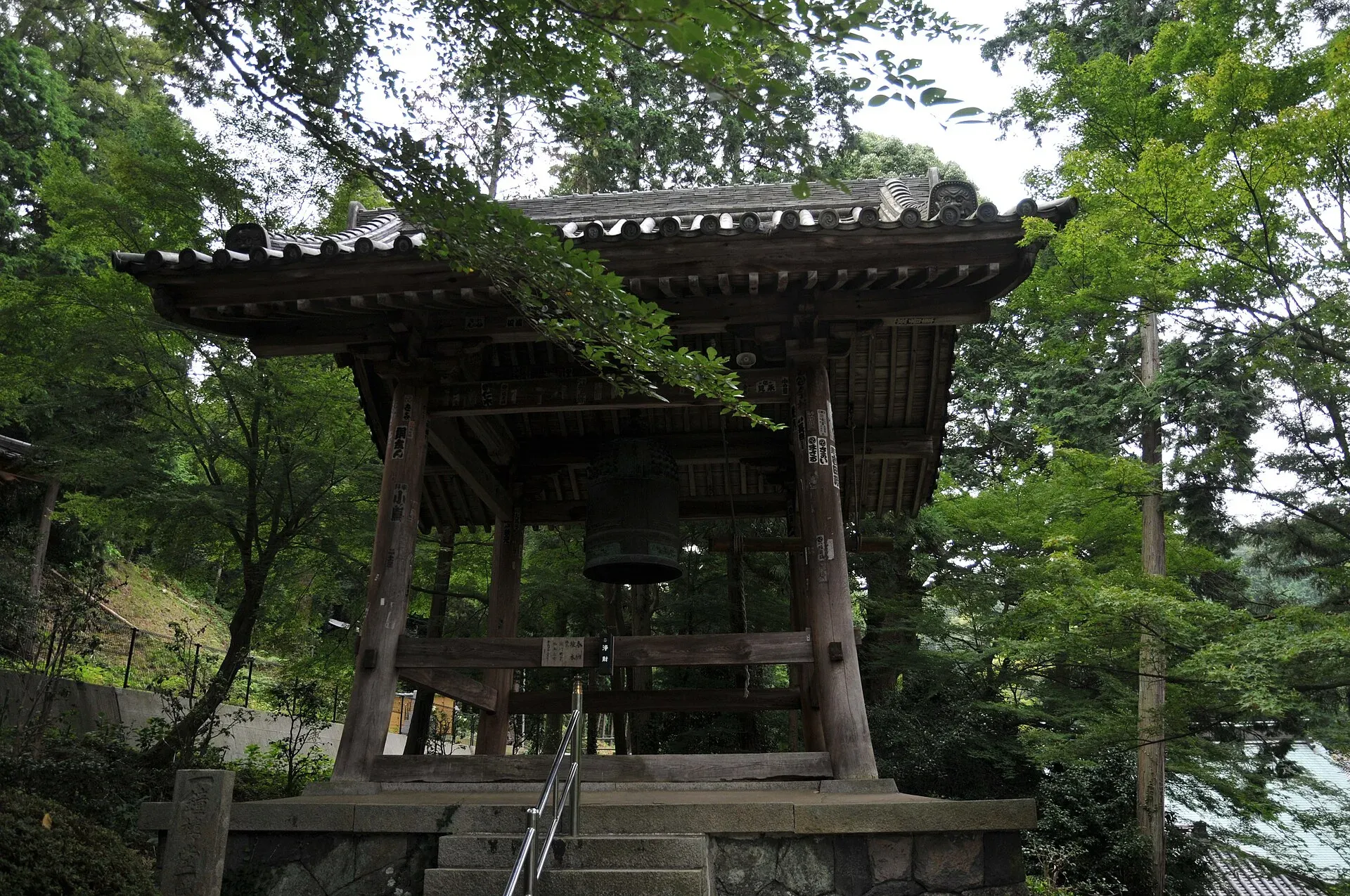 第81番 綾松山 洞林院 白峯寺 境内