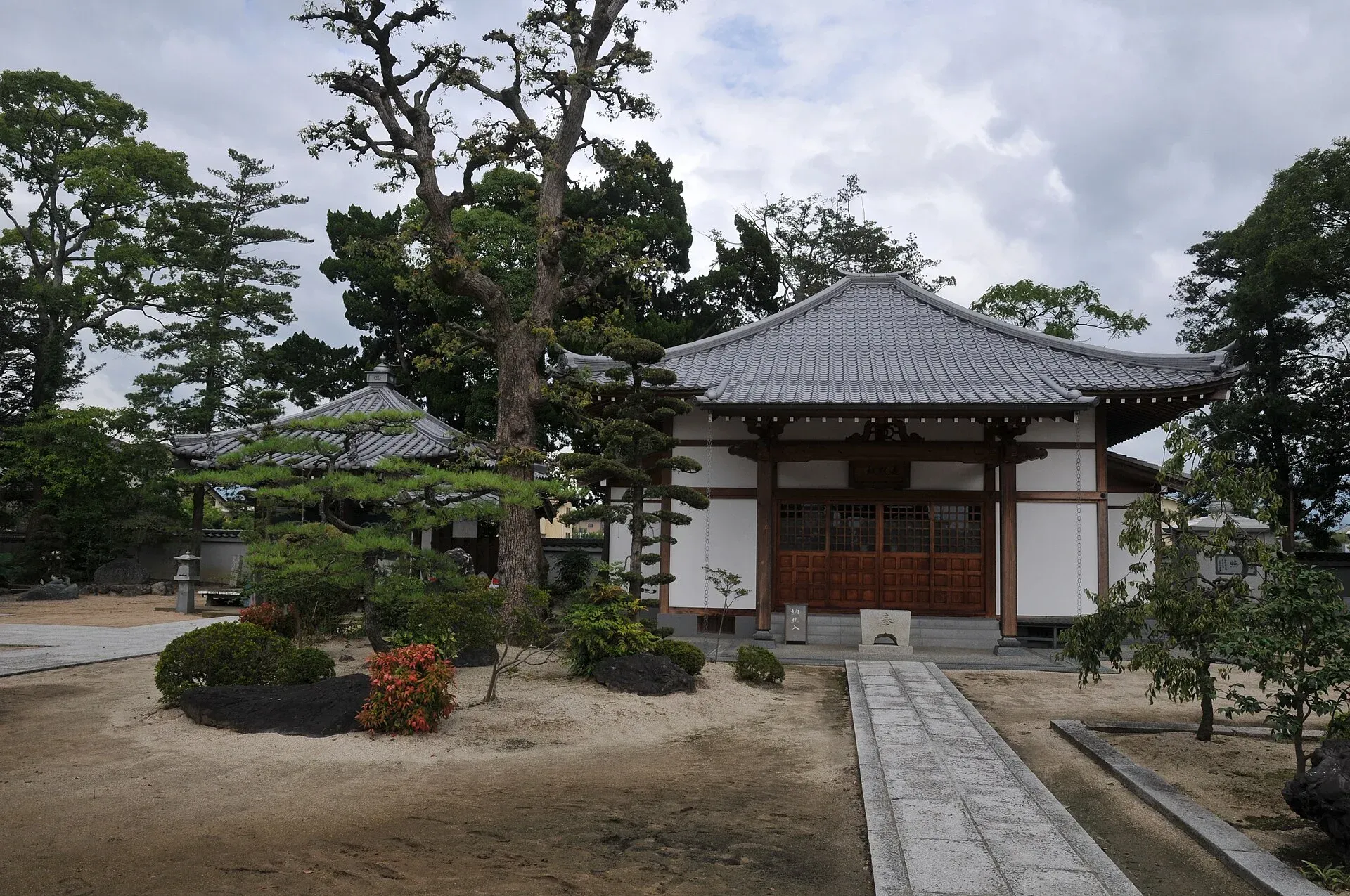 第48番 清滝山 安養院 西林寺 境内