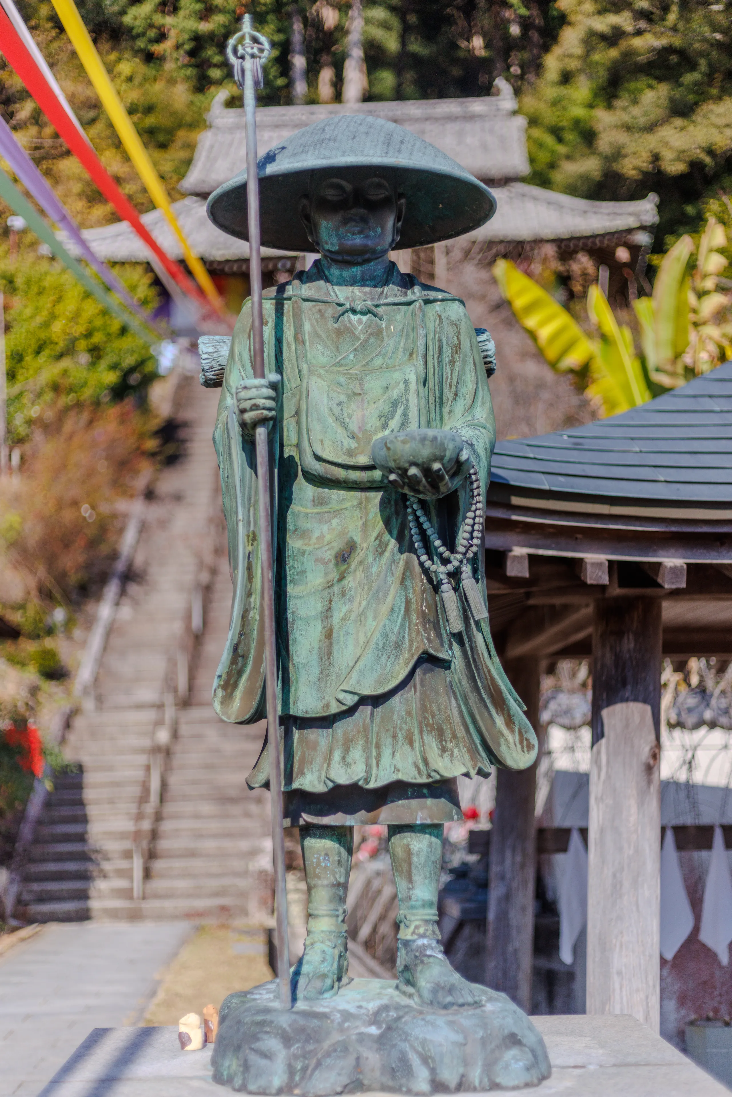 参道の石段の前に立つ修行大師像