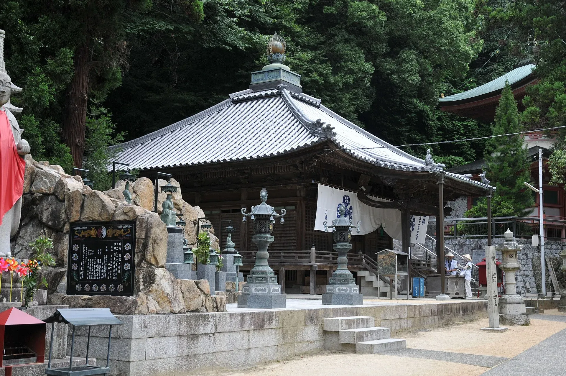 第85番 五剣山 観自在院 八栗寺 境内