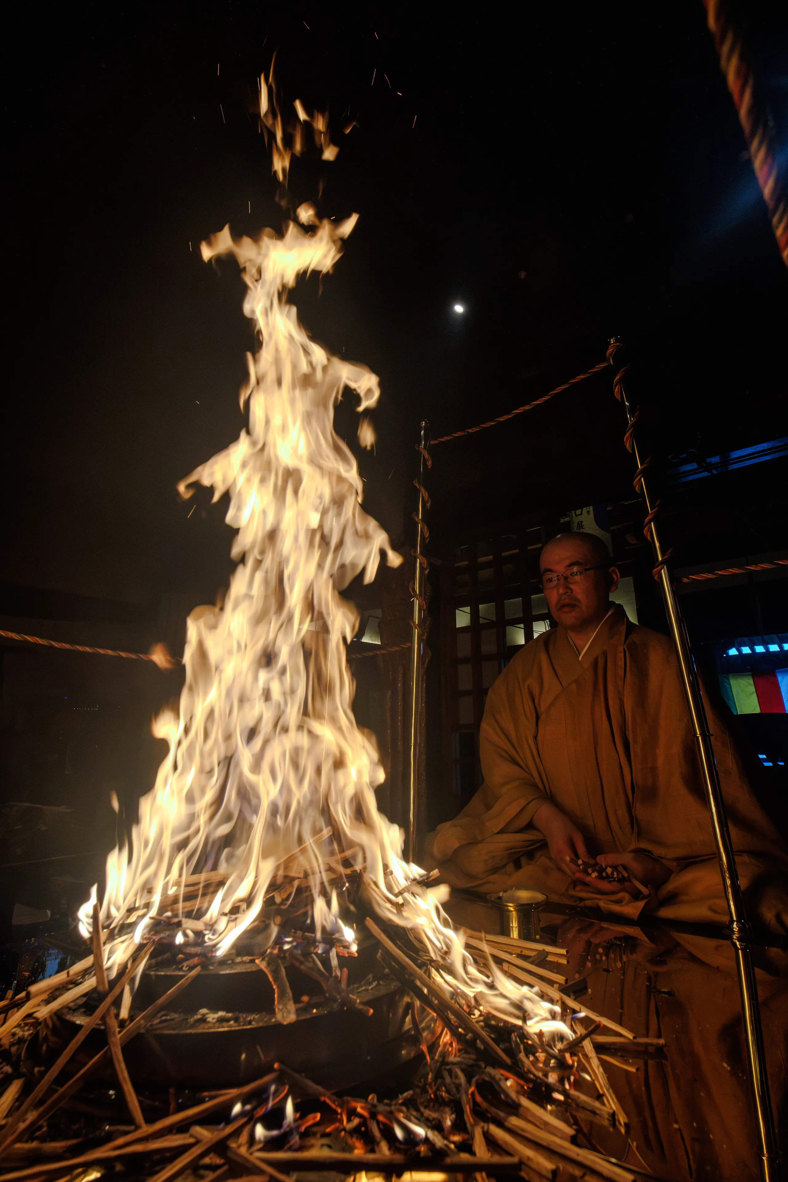 平等寺本堂內高高升起的智火，與在火前奉修護摩的住持