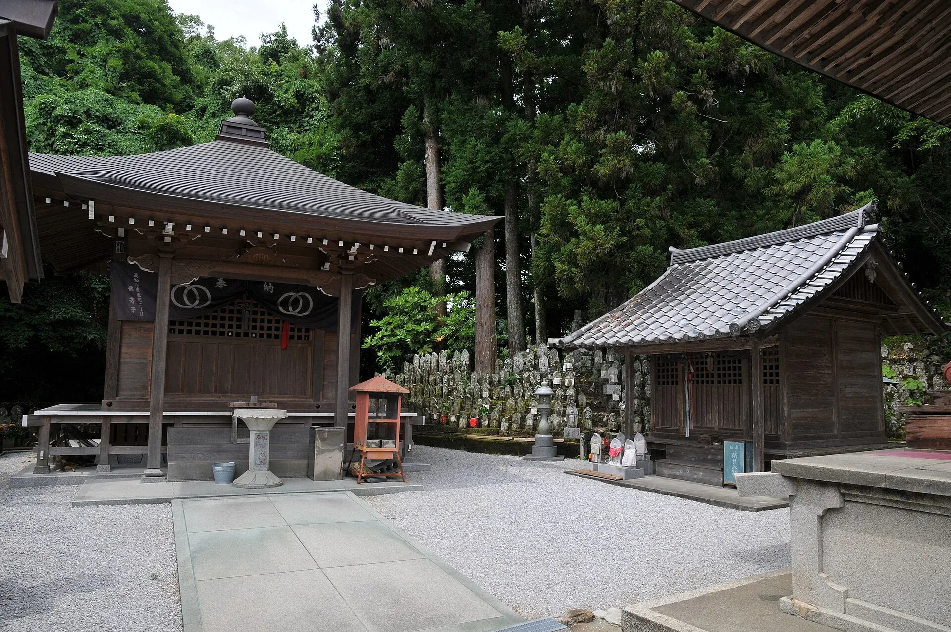 第35番 醫王山 鏡池院 清瀧寺 境内