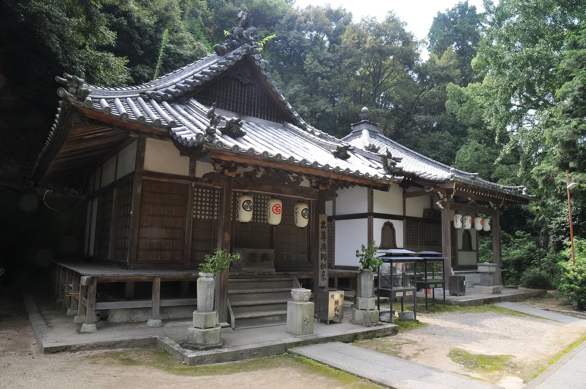 第64番 石鈇山 金色院 前神寺 境内
