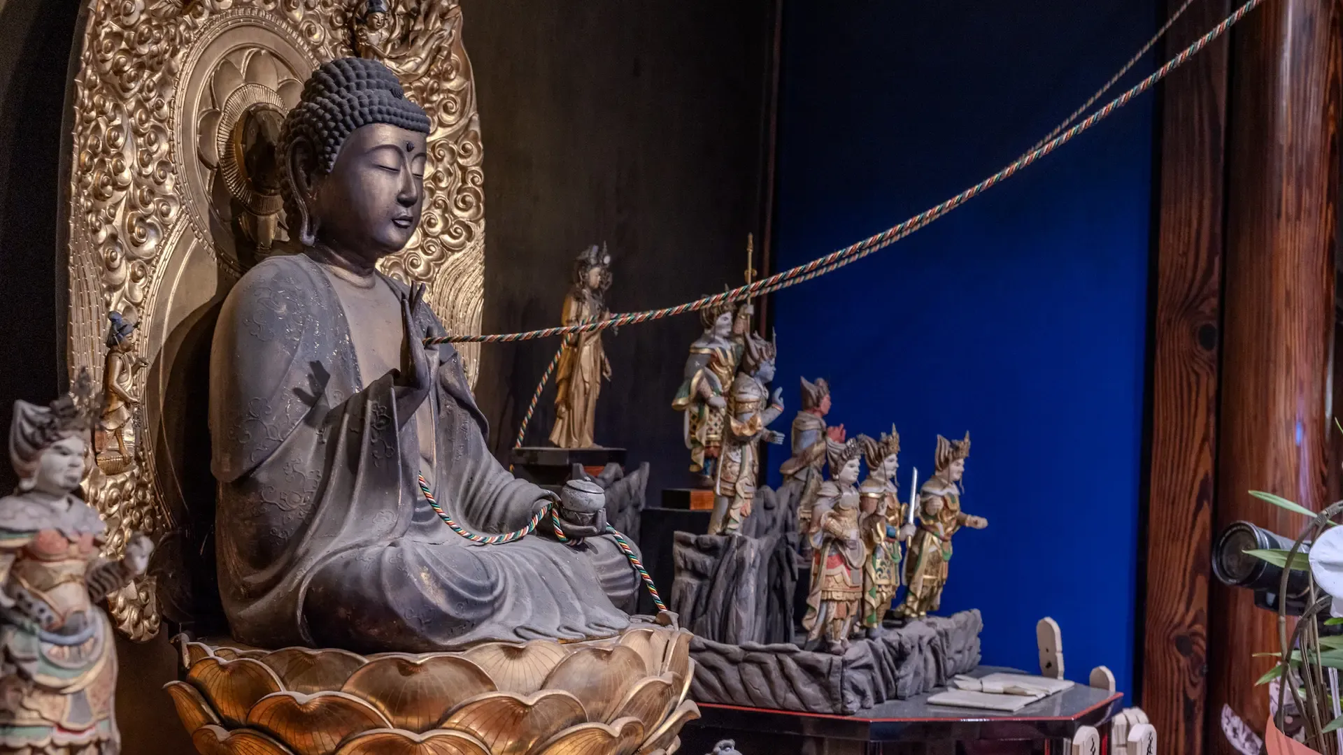 平等寺の本尊と参拝者を結ぶ五色の綱