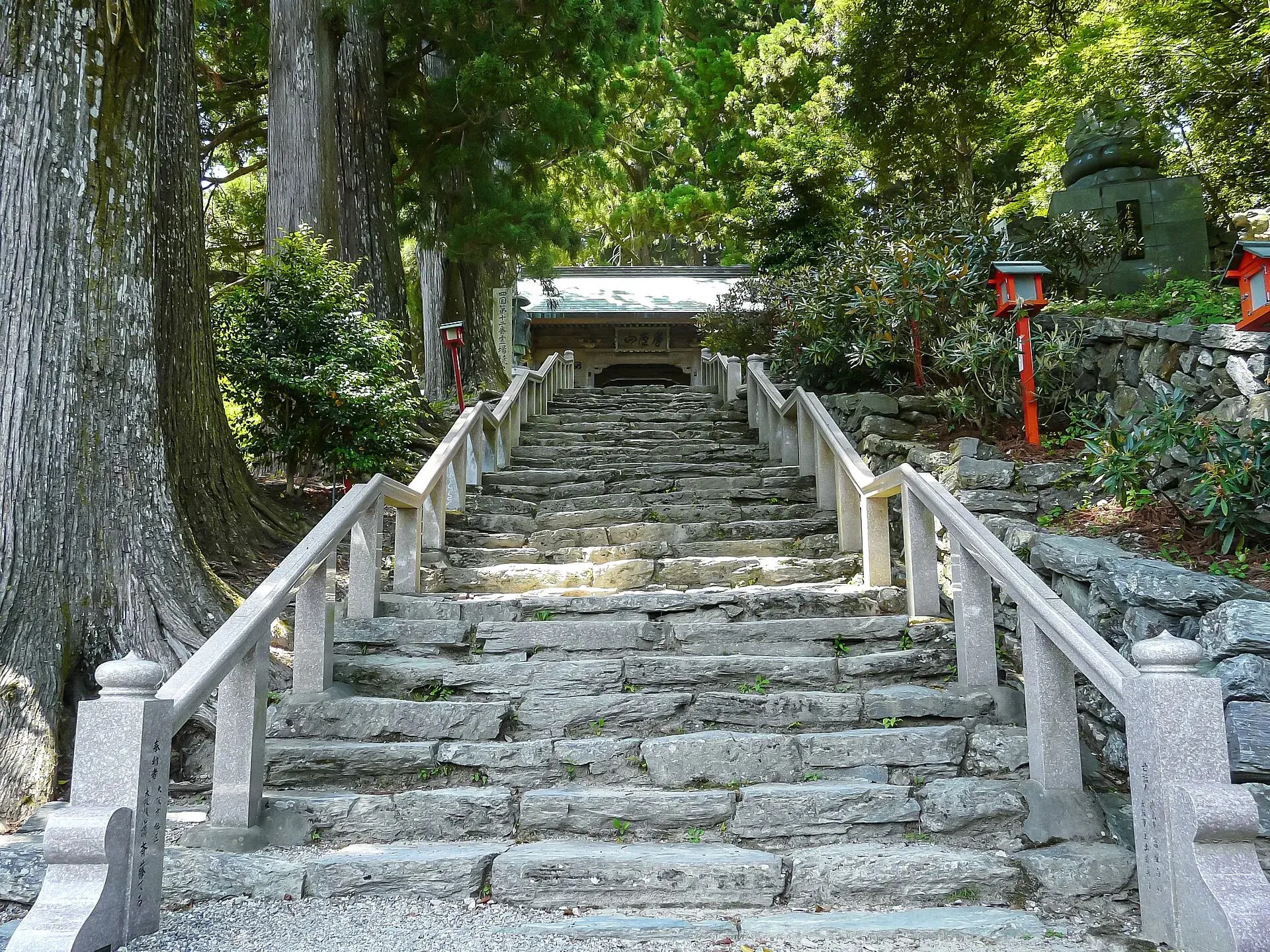第12番 摩廬山 正寿院 焼山寺 境内