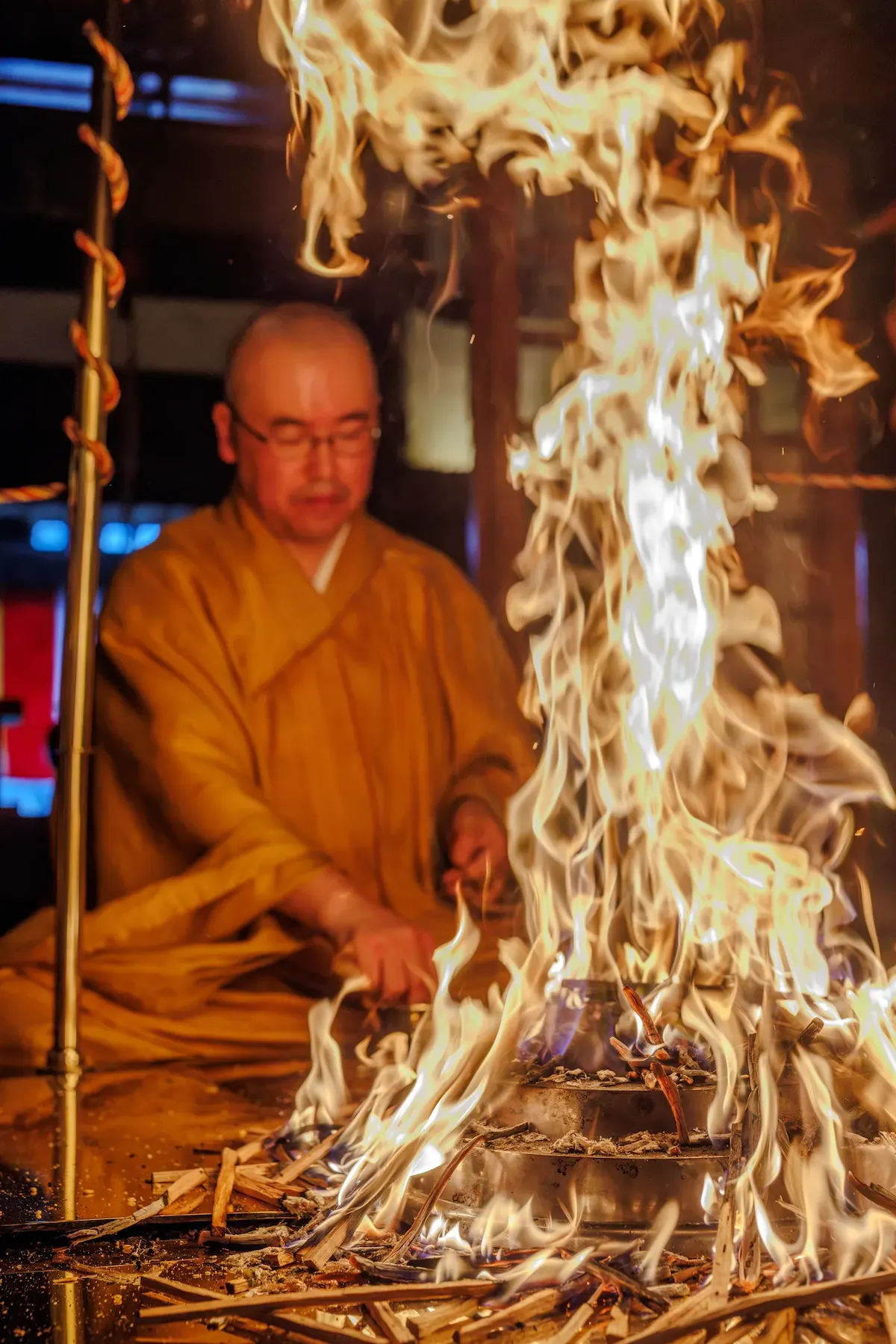 住持在平等寺本堂奉修藥師護摩，面向升起的智火